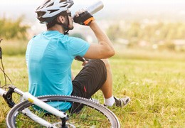 Qué llevar en tus salidas en bicicleta durante el verano: guía práctica para afrontar el calor