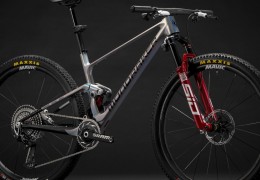 Mondraker F-Podium Unlimited Iridium: el arco iris hecho cuadro en edición LIMITADA